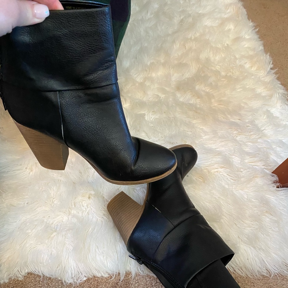 Khols size 8 medium black heeled booty